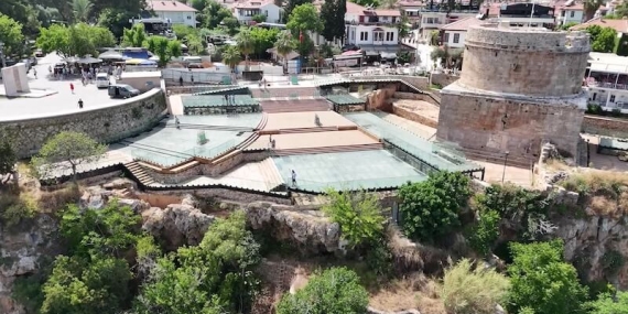 Tarihi Hıdırlık Kulesi’nde Modanın Büyülü Gecesi: Cihan Nacar Defilesi